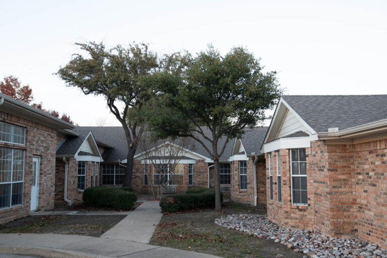 Court yard at Guardian Recovery Dallas Addiction Center